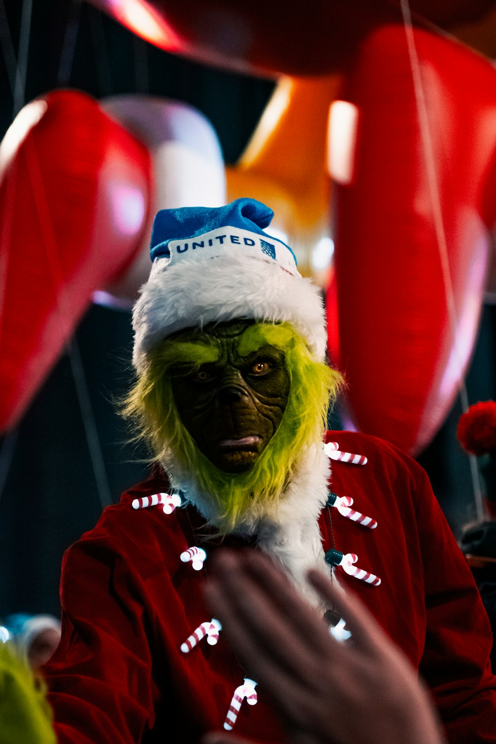 une personne en costume avec un chapeau