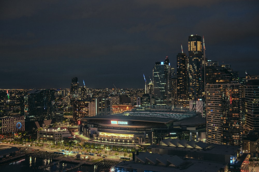 Une vue nocturne d’une ville avec beaucoup de grands immeubles