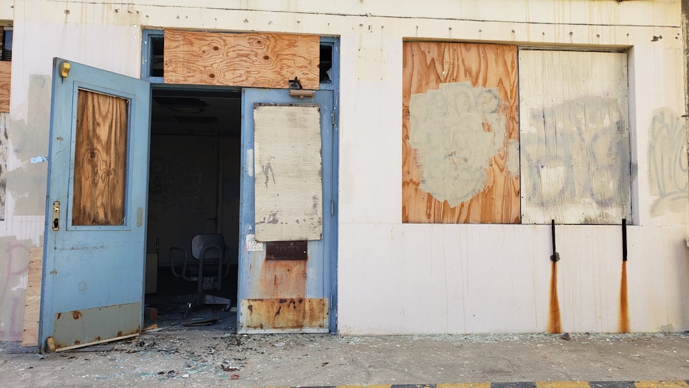 un bâtiment délabré avec des portes barricadées