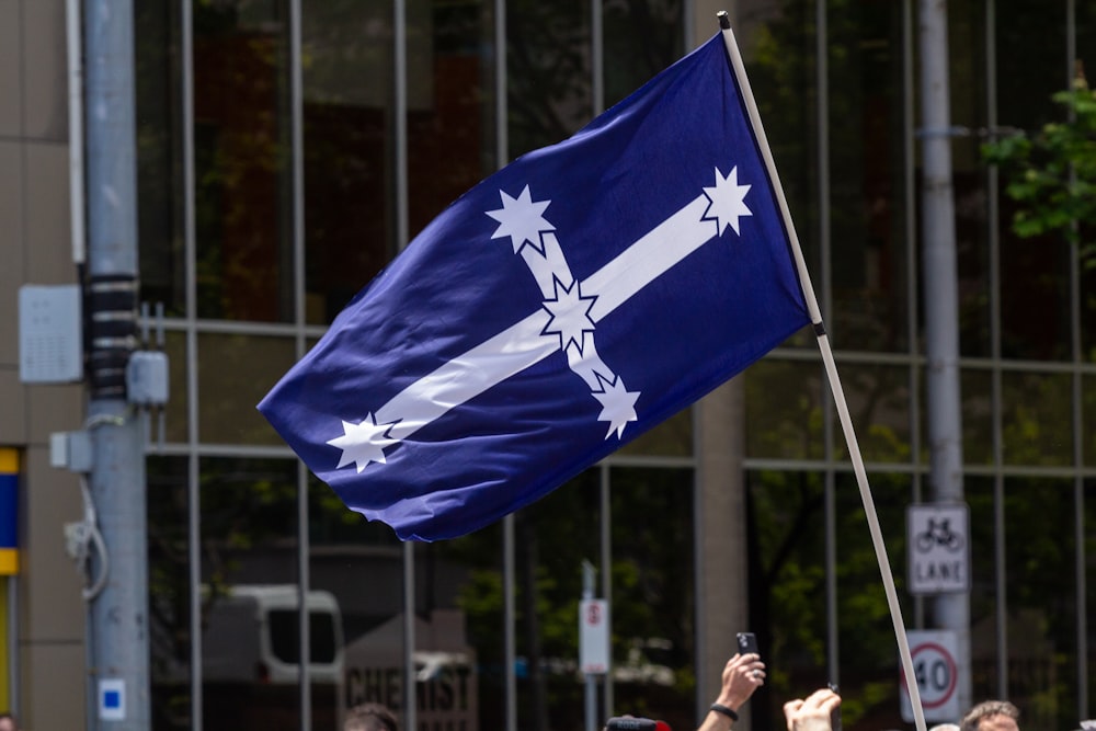 un grupo de personas sosteniendo una bandera y un teléfono celular