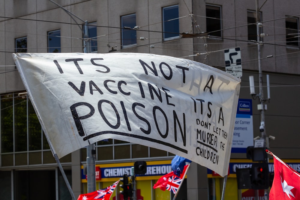 Un cartello che dice che non è un vaccino, è un veleno