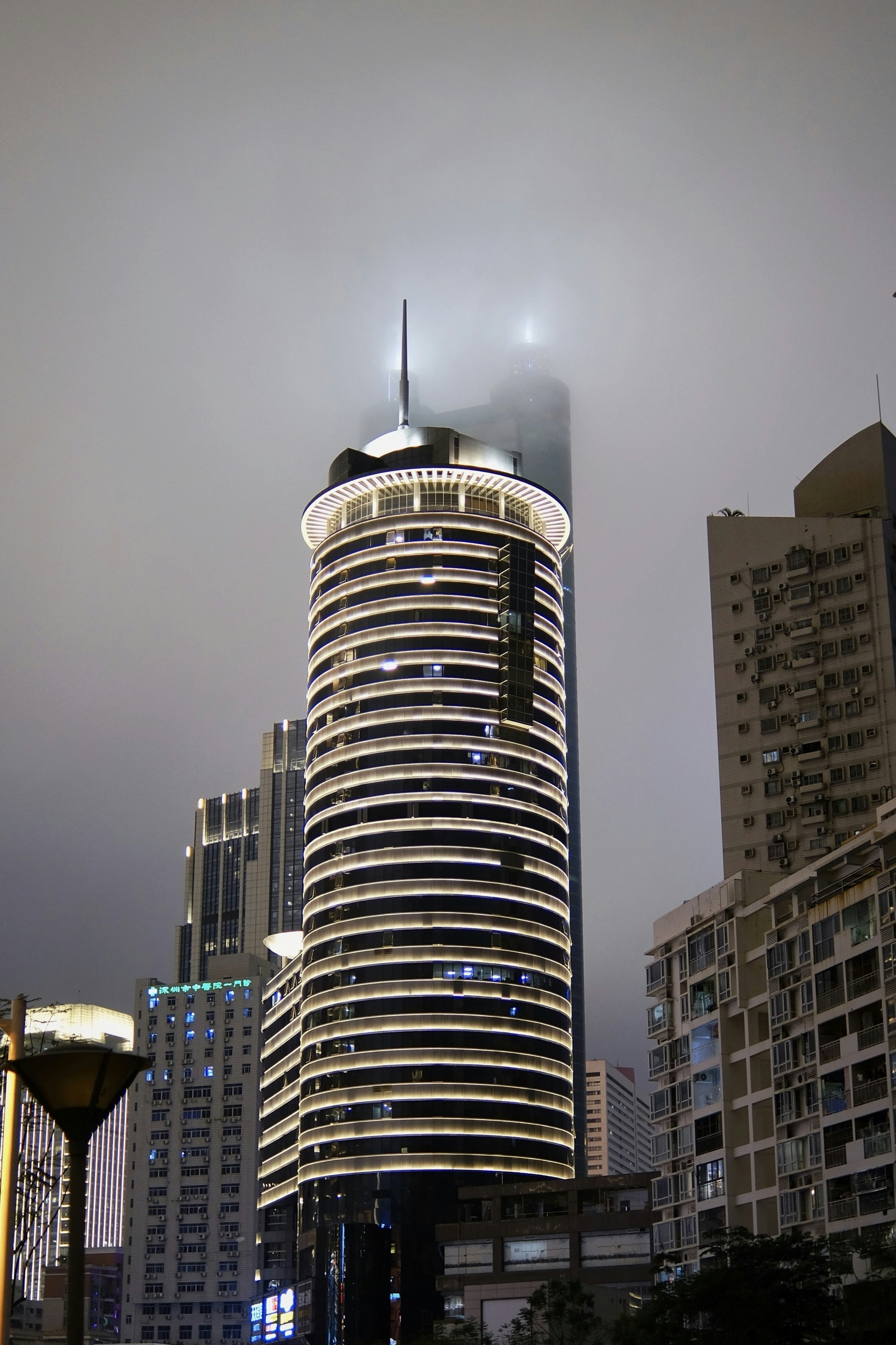 Un edificio molto alto nel mezzo di una città