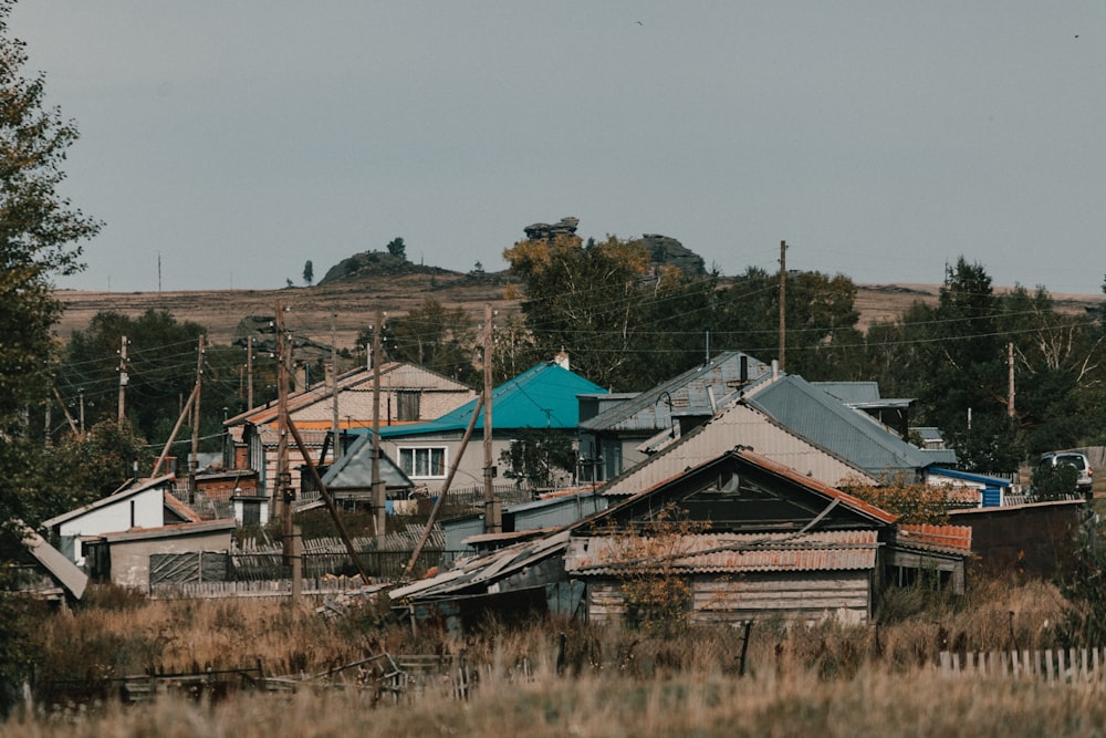 a bunch of houses that are sitting in the grass