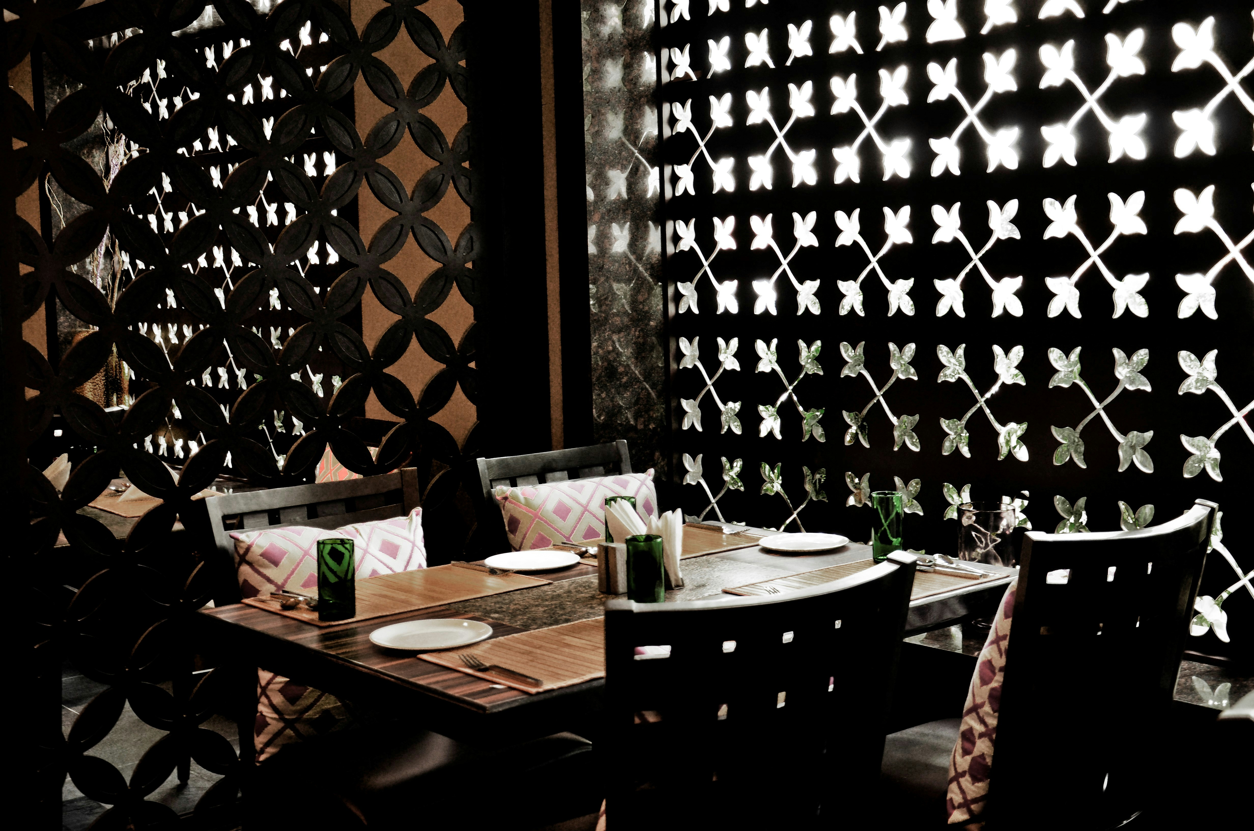 una sala da pranzo con tavolo e sedie