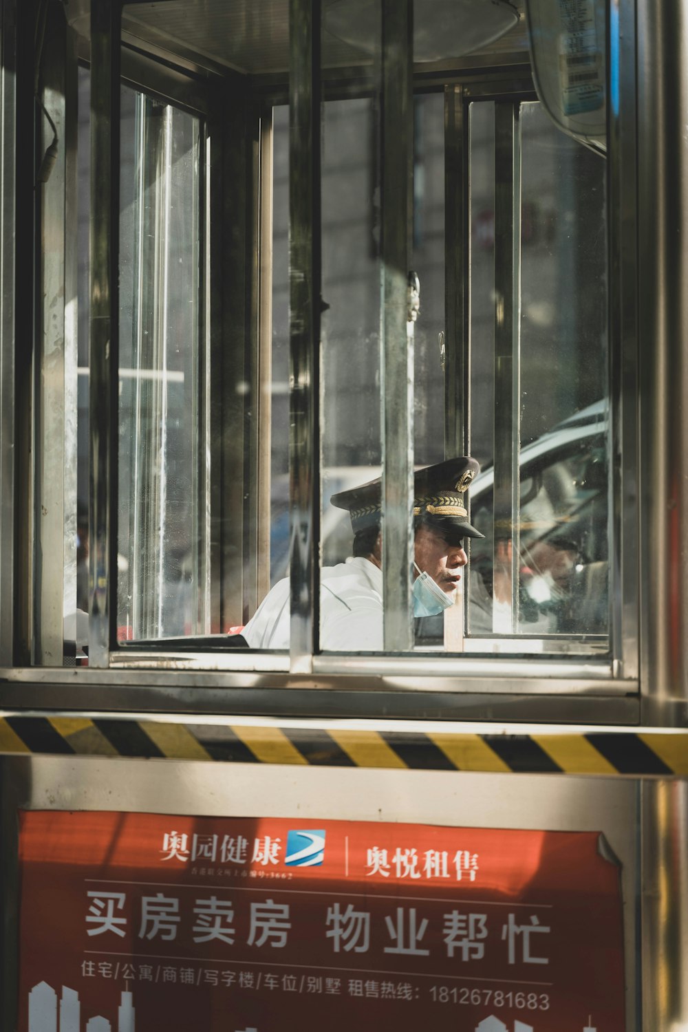 Un uomo in uniforme della polizia che guarda fuori da una finestra