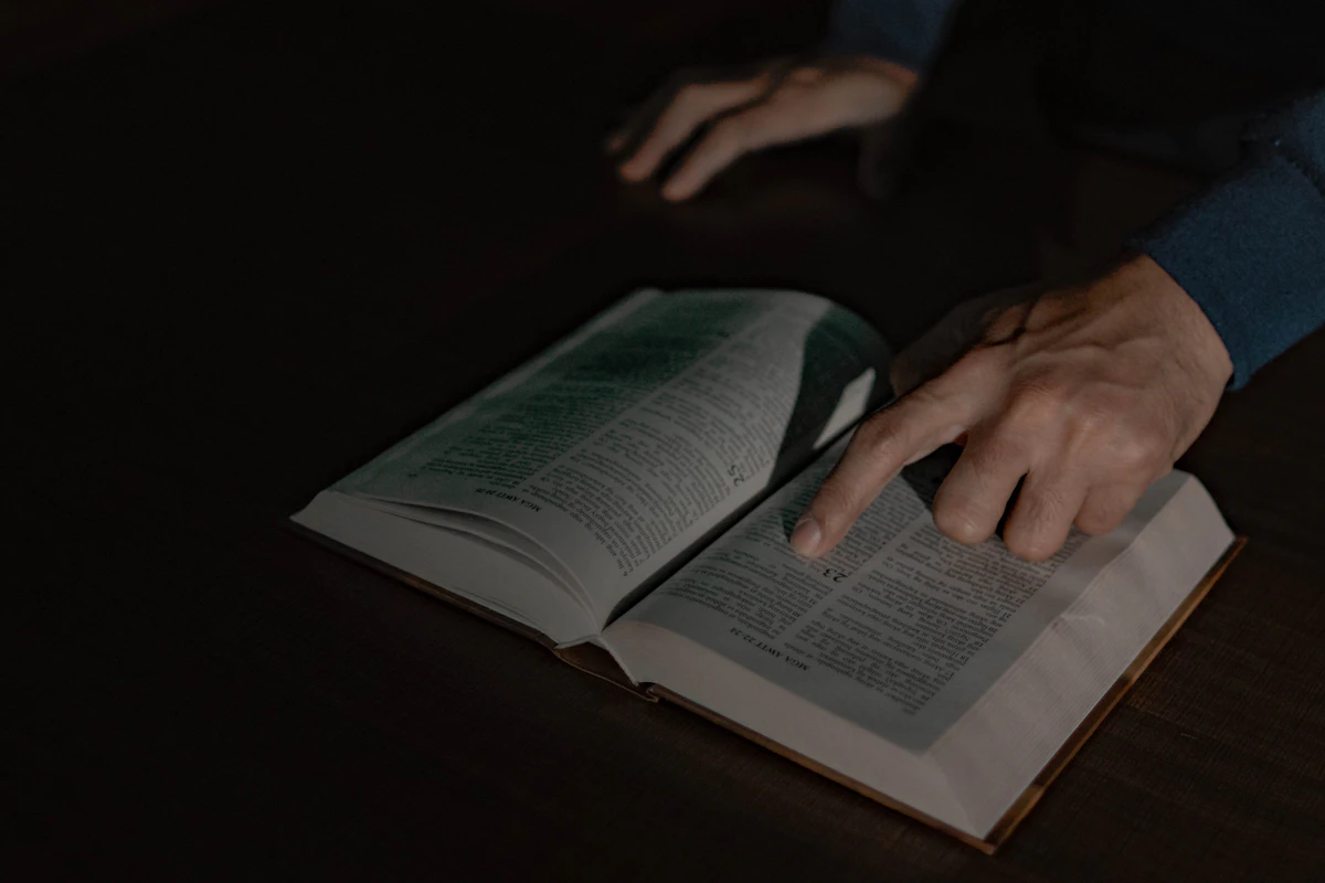 Tangan menyentuh sebuah buku
