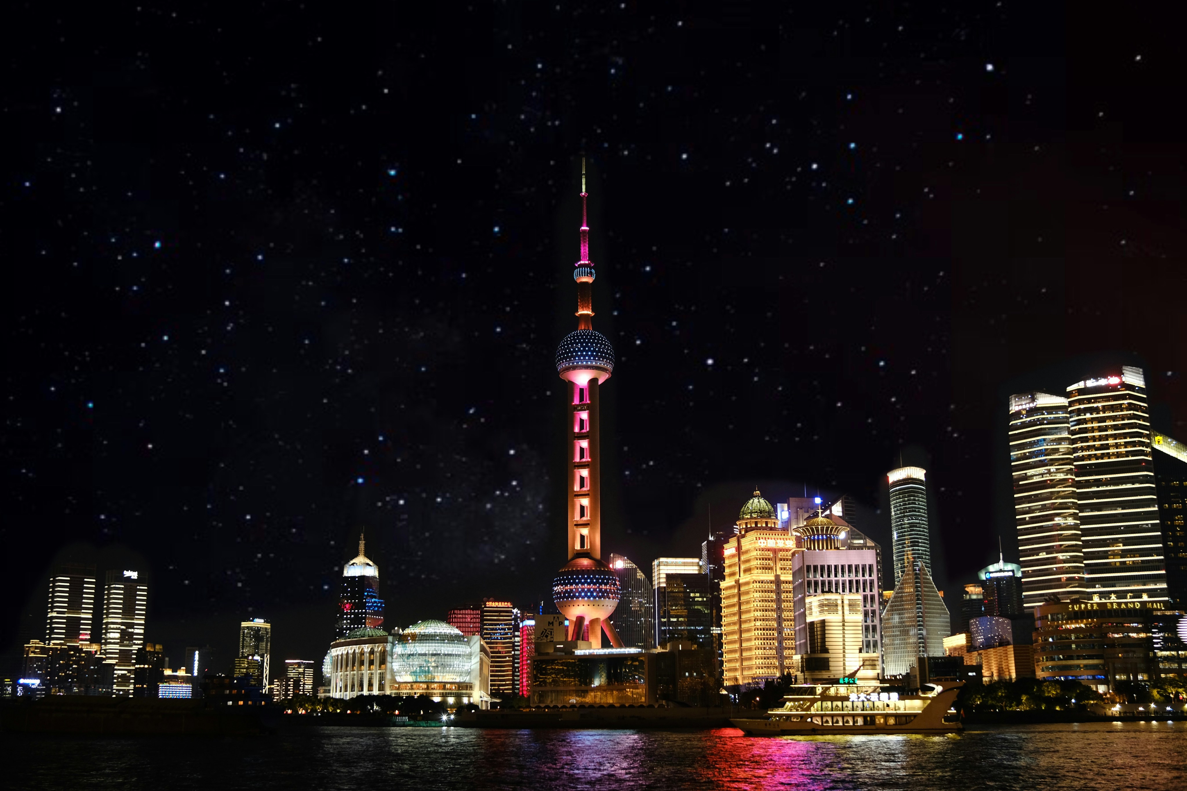 Una vista notturna di una città con molte luci