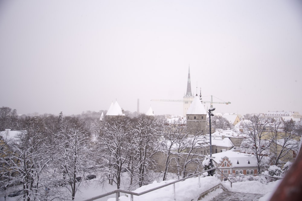 uma vista de uma cidade nevada de uma janela
