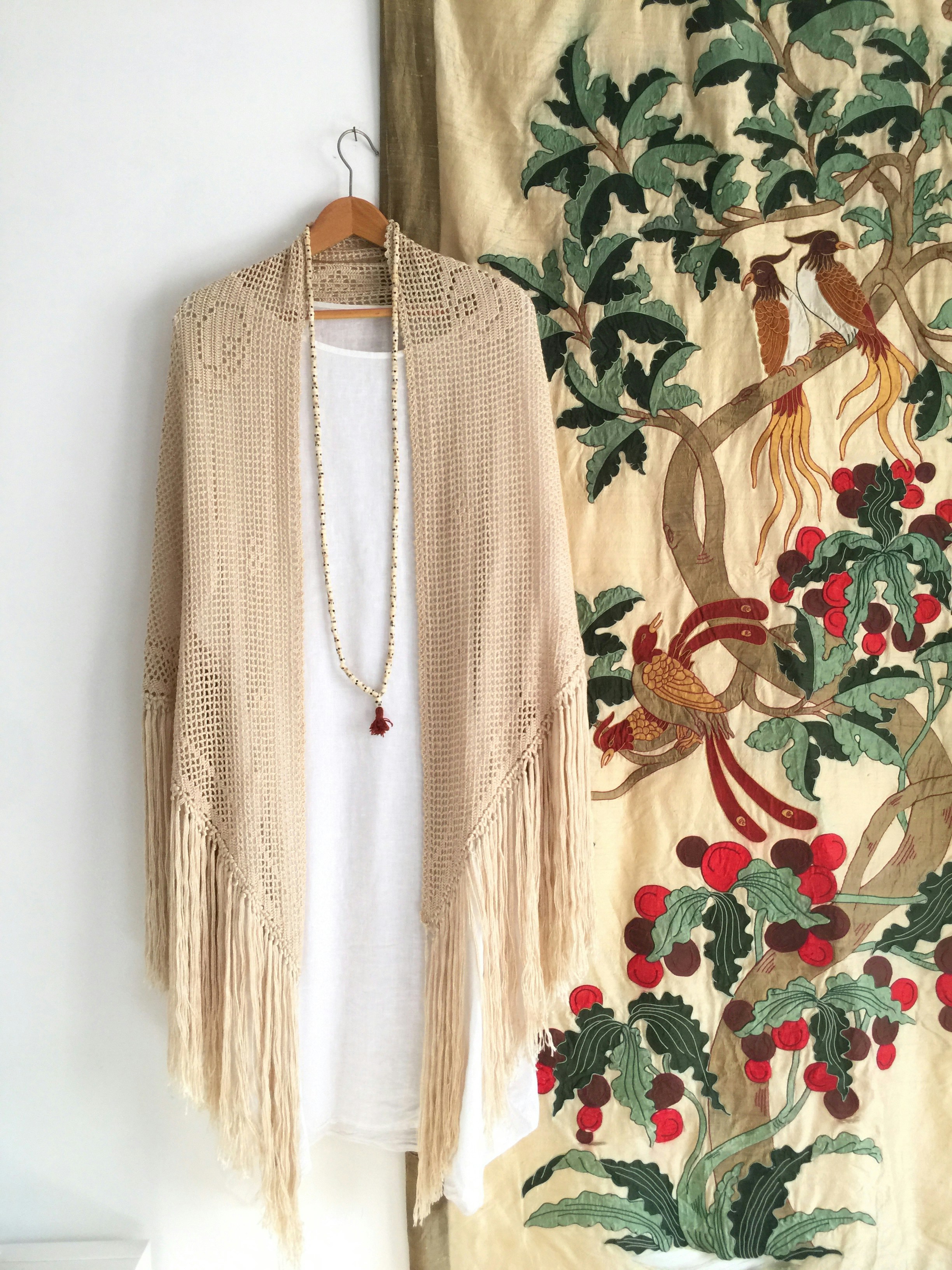 Eine Frau, die neben einer Wand steht und an einer Wand hängt