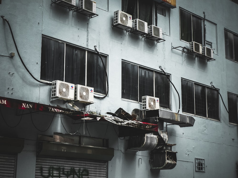 a building that has a bunch of windows on it