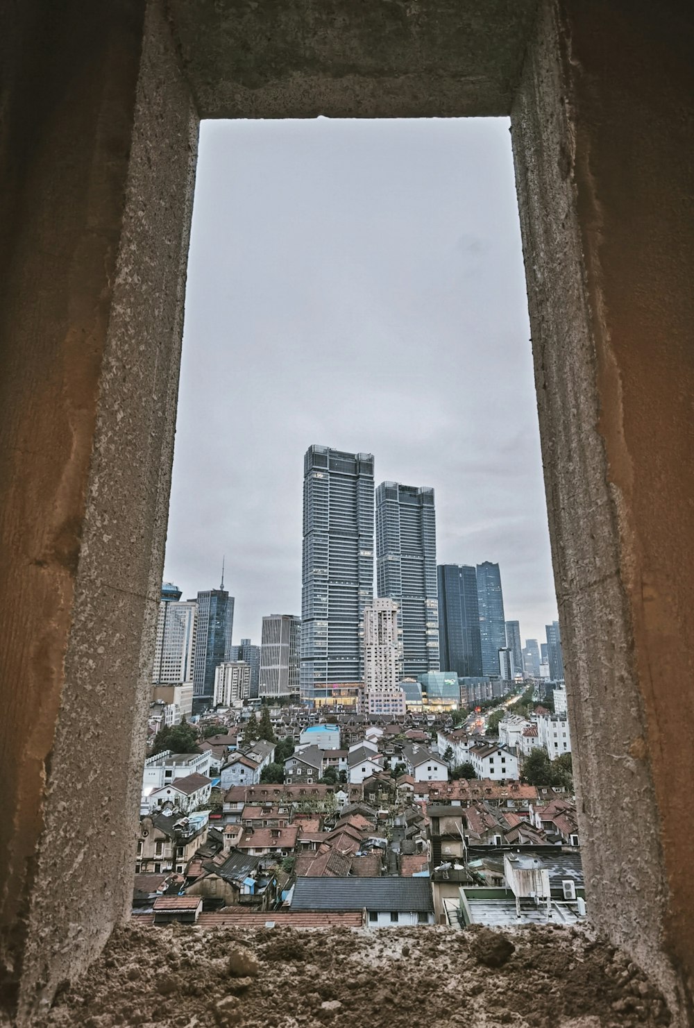 una vista di una città da una finestra in un edificio