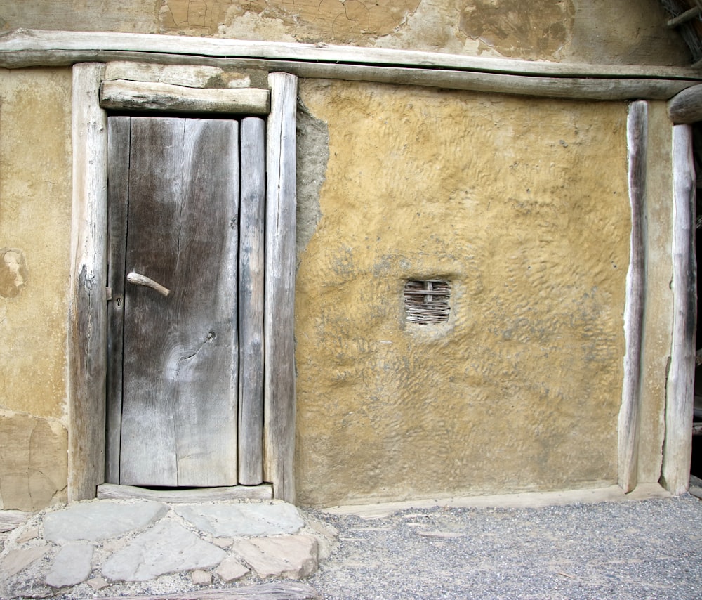Una puerta está abierta en una pared de un edificio