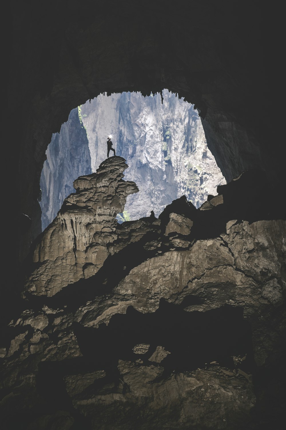 Un primo piano di una montagna di roccia