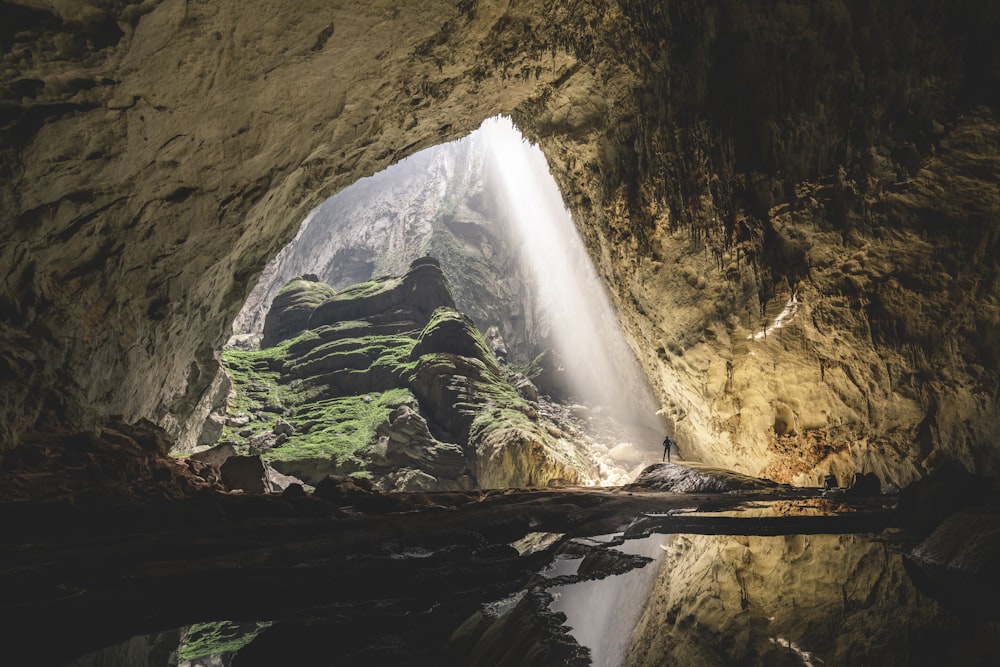 Ein Wasserfall mit einem Berg im Hintergrund