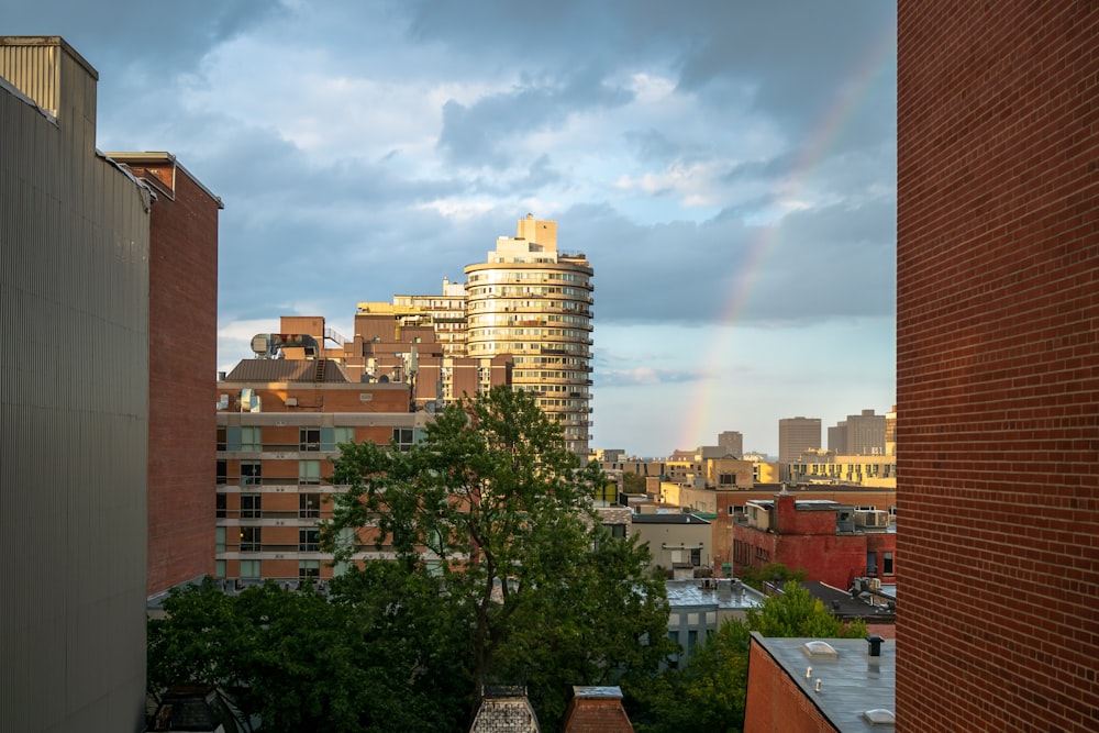 um arco-íris no céu sobre uma cidade