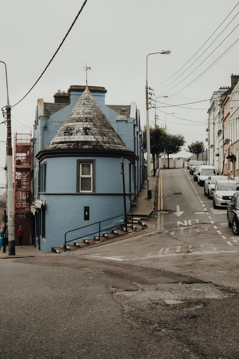 um edifício azul na esquina de uma rua