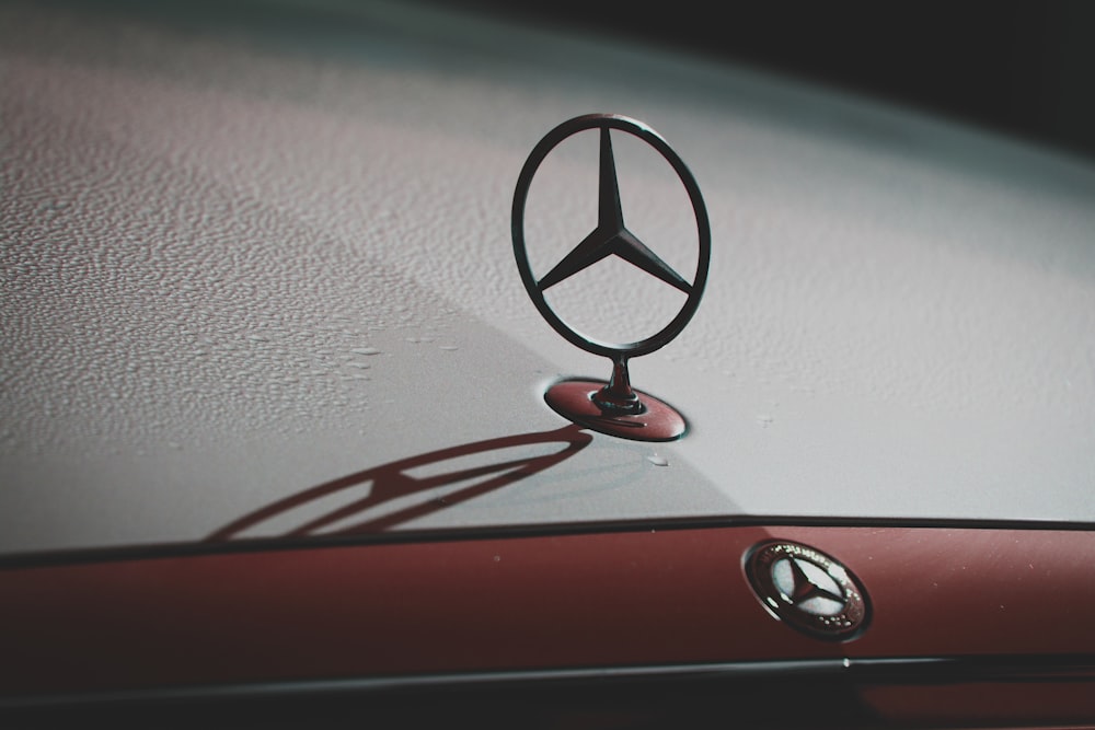 Foto Um emblema mercedes no capô de um carro – Imagem de Imagem digital  grátis no Unsplash