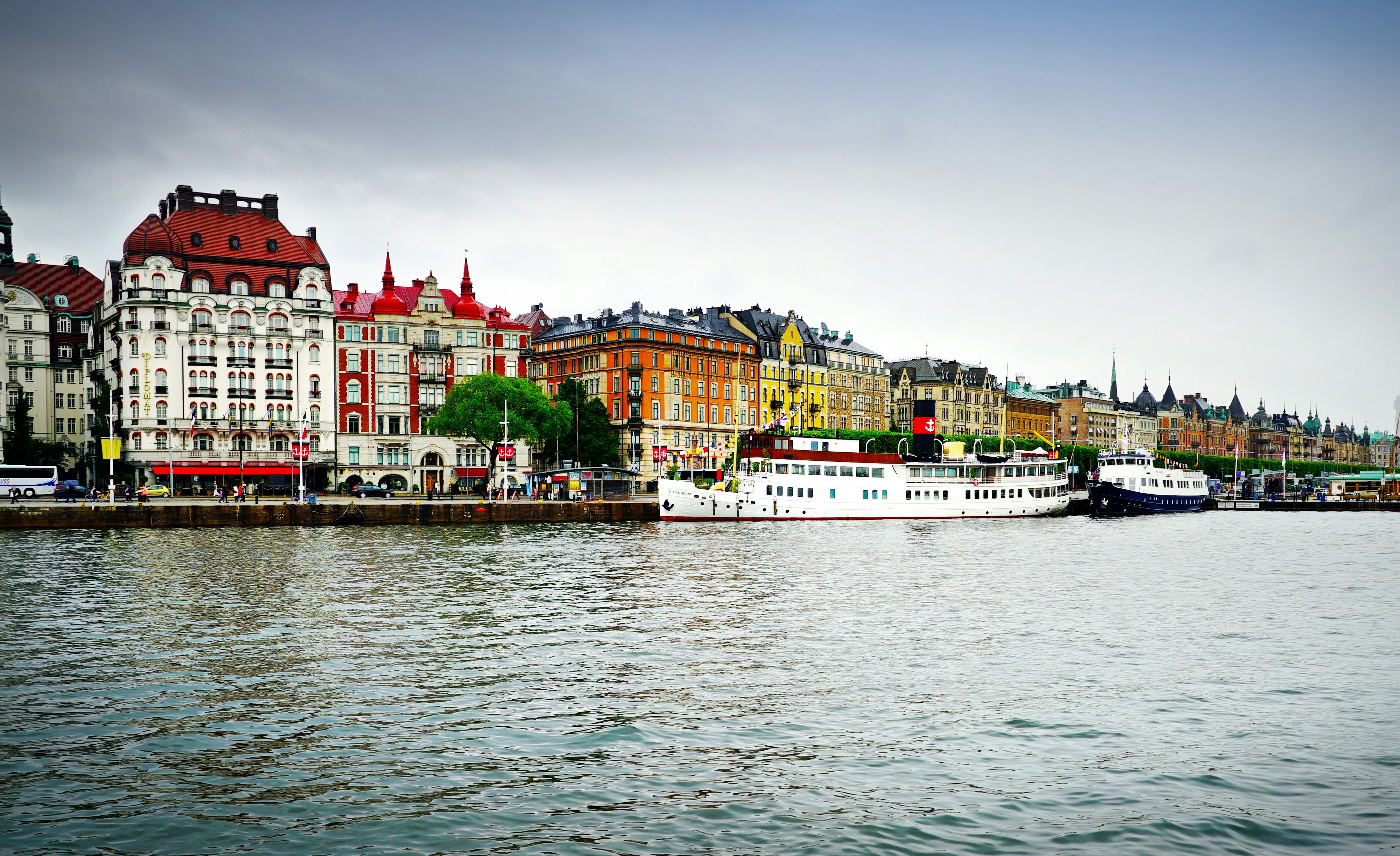 a river with a bunch of boats in it