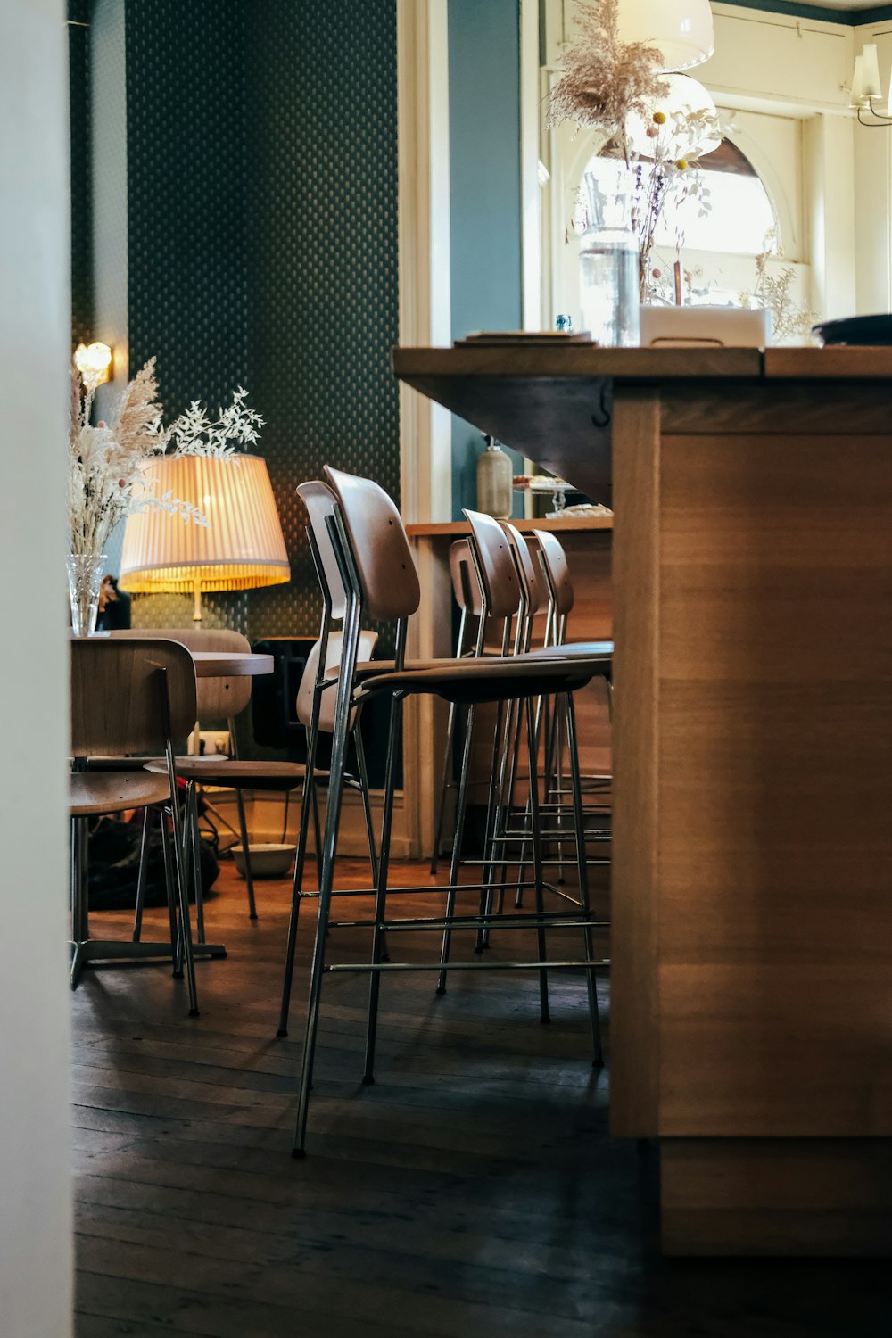 a bunch of chairs that are in a room