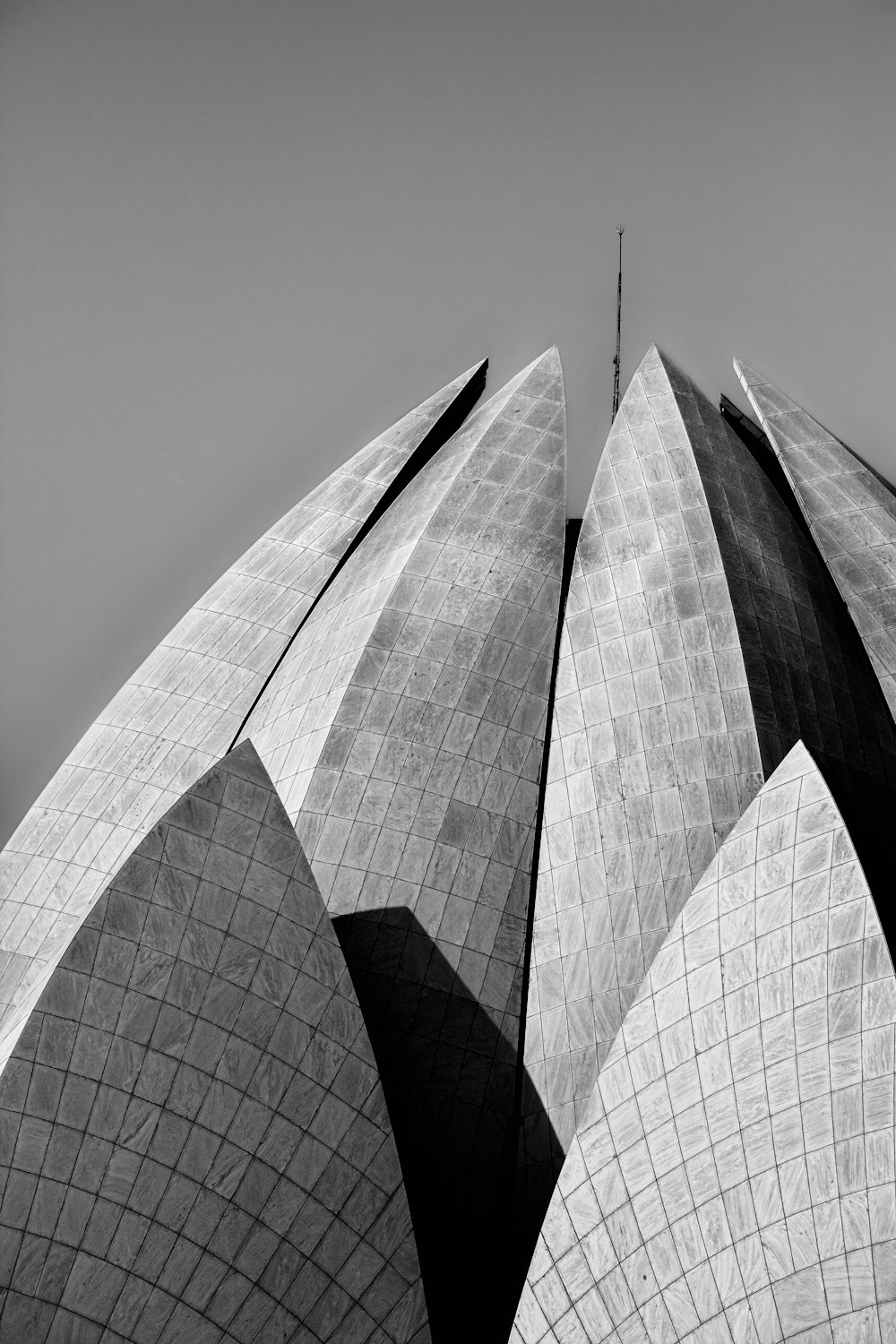 uma foto em preto e branco do topo de um edifício