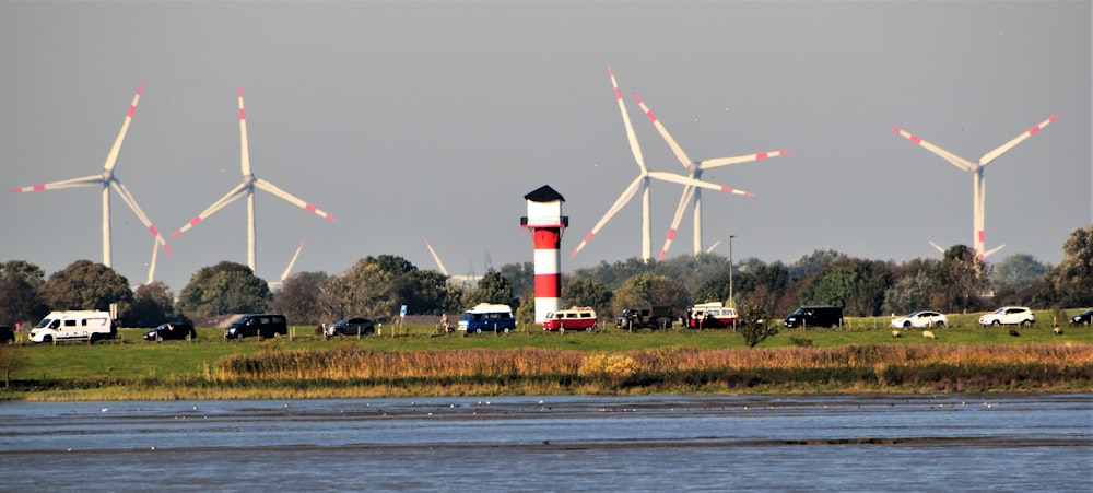 Eine Gruppe von Windmühlen sitzt auf einem üppigen grünen Feld
