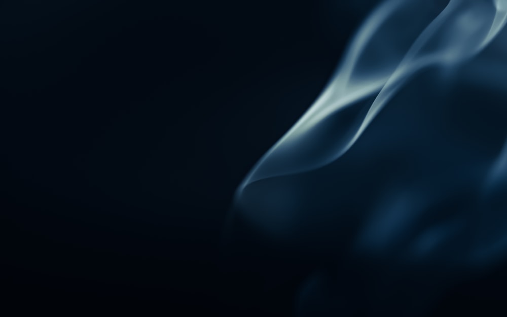 una texture di fumo blu su sfondo nero