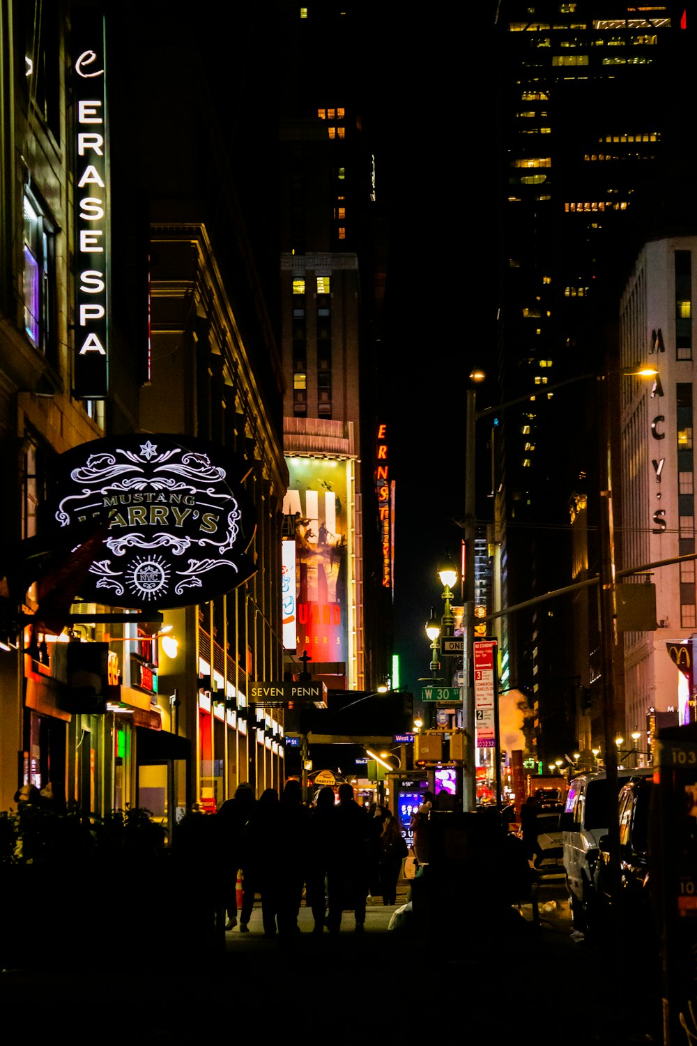 Eine belebte Stadtstraße bei Nacht mit Leuchtreklamen