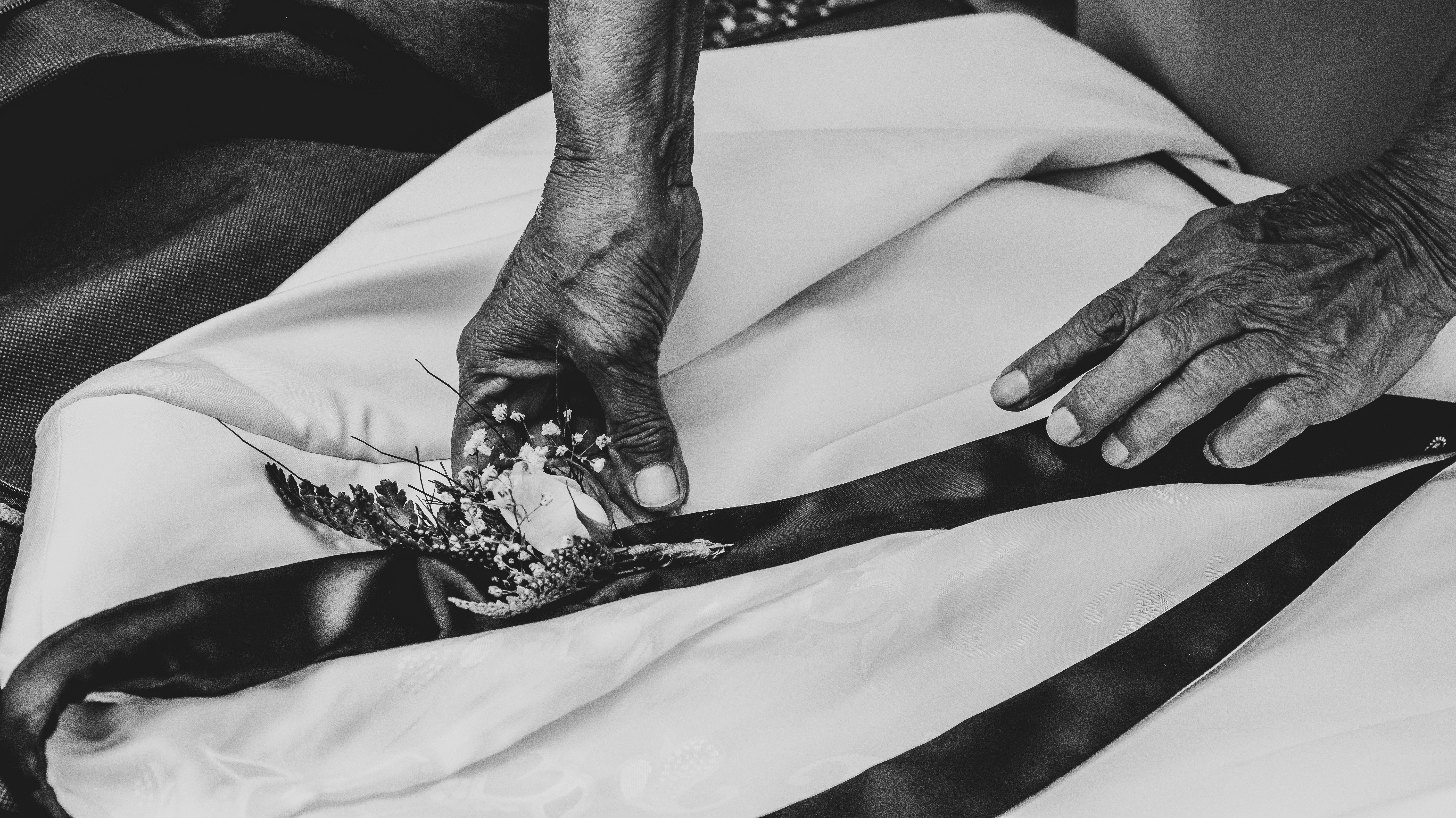 Una persona está atando una corbata en una cama