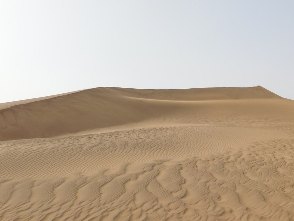 uma grande duna de areia no meio de um deserto