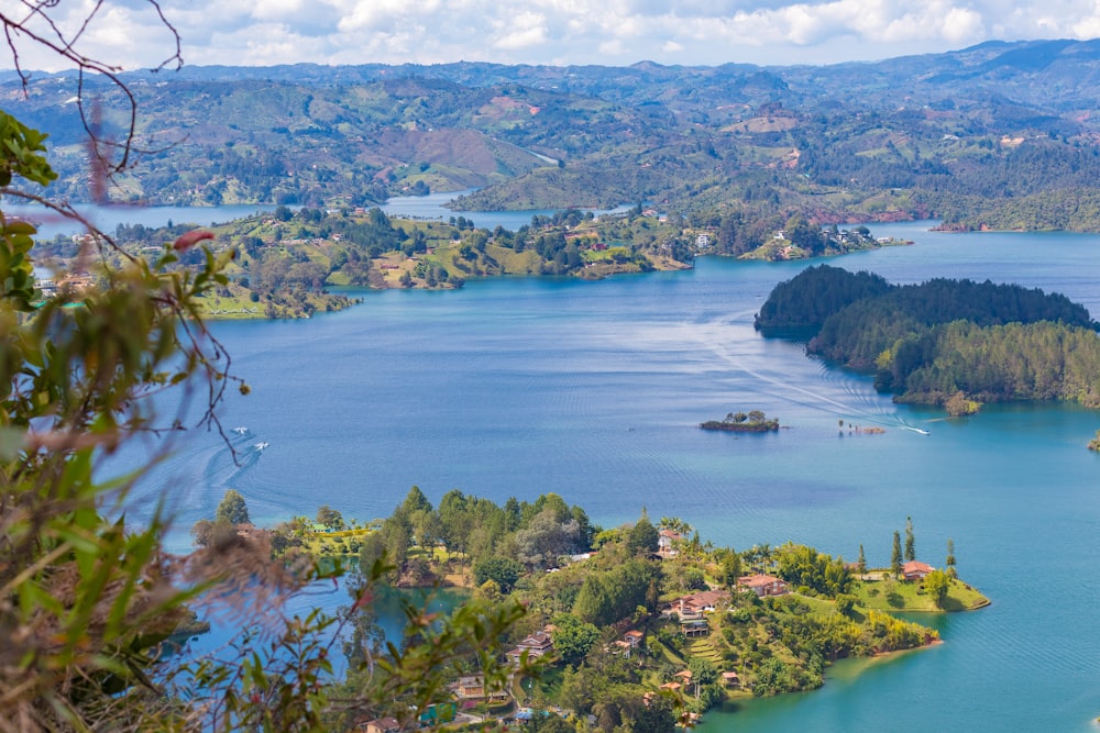 un grand plan d’eau entouré de montagnes