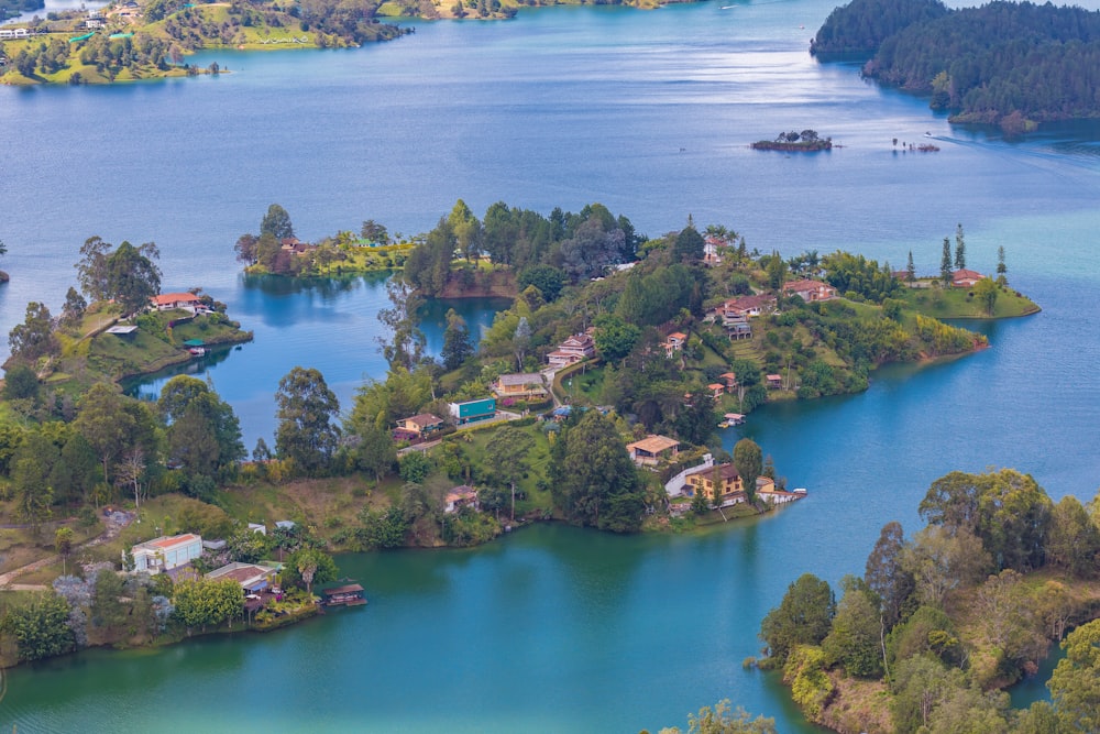 une vue aérienne d’une petite île au milieu d’un lac