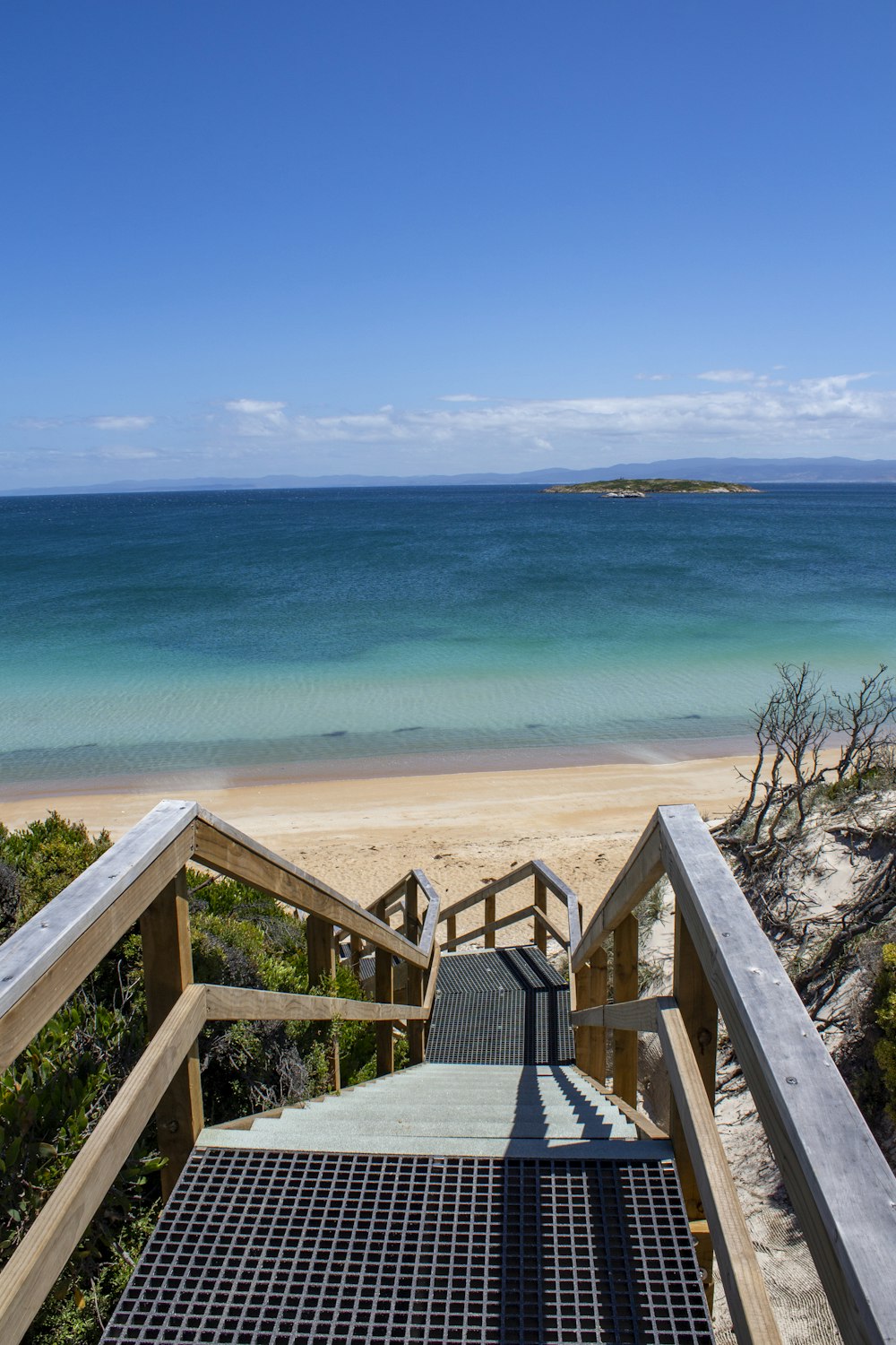 un escalier menant à la plage