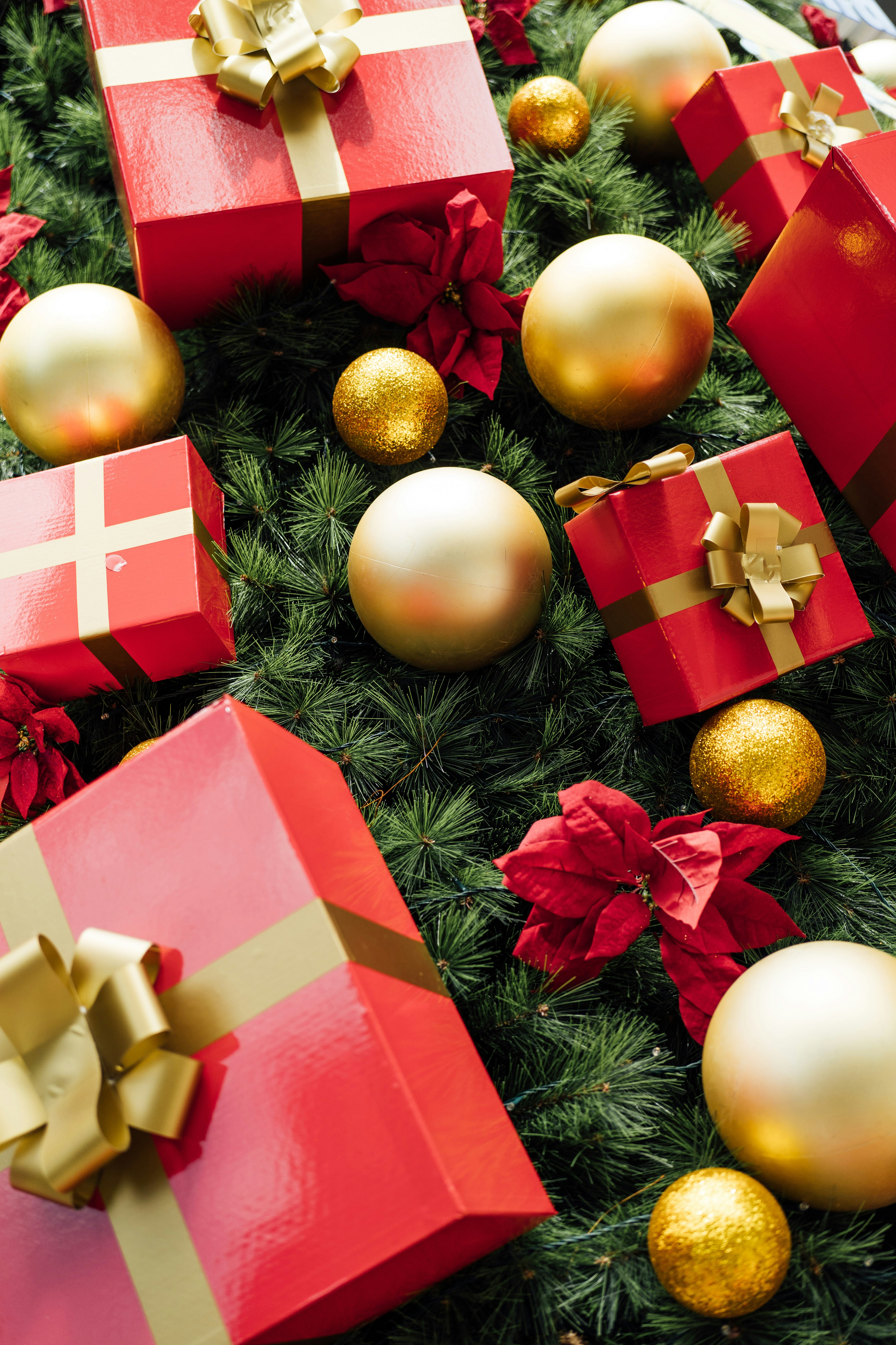 Ein Haufen Geschenke auf einem Weihnachtsbaum Foto – Kostenloses Bild zum  Thema Weihnachten auf Unsplash, image size:3000x4500