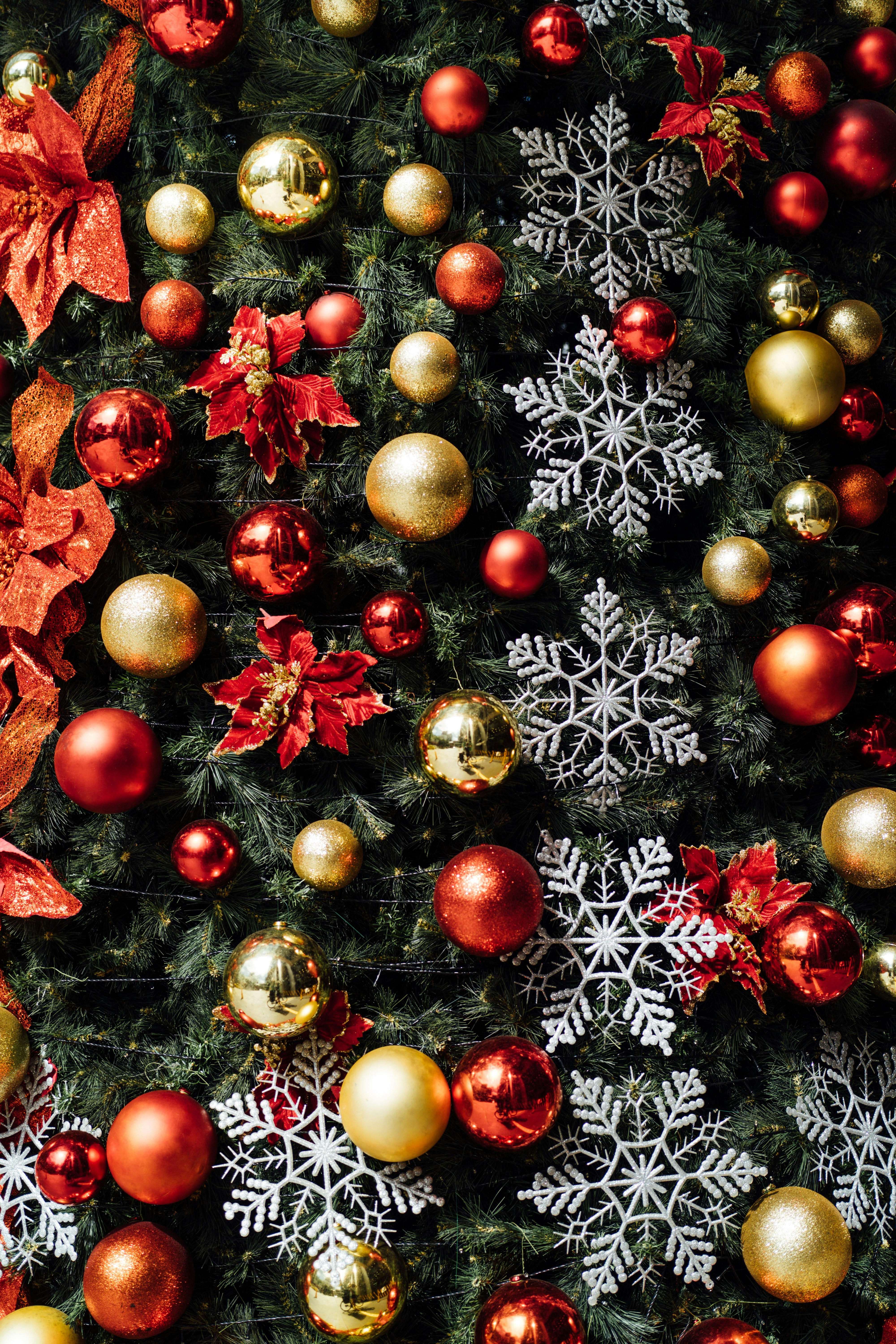 Un árbol de Navidad con adornos rojos y dorados
