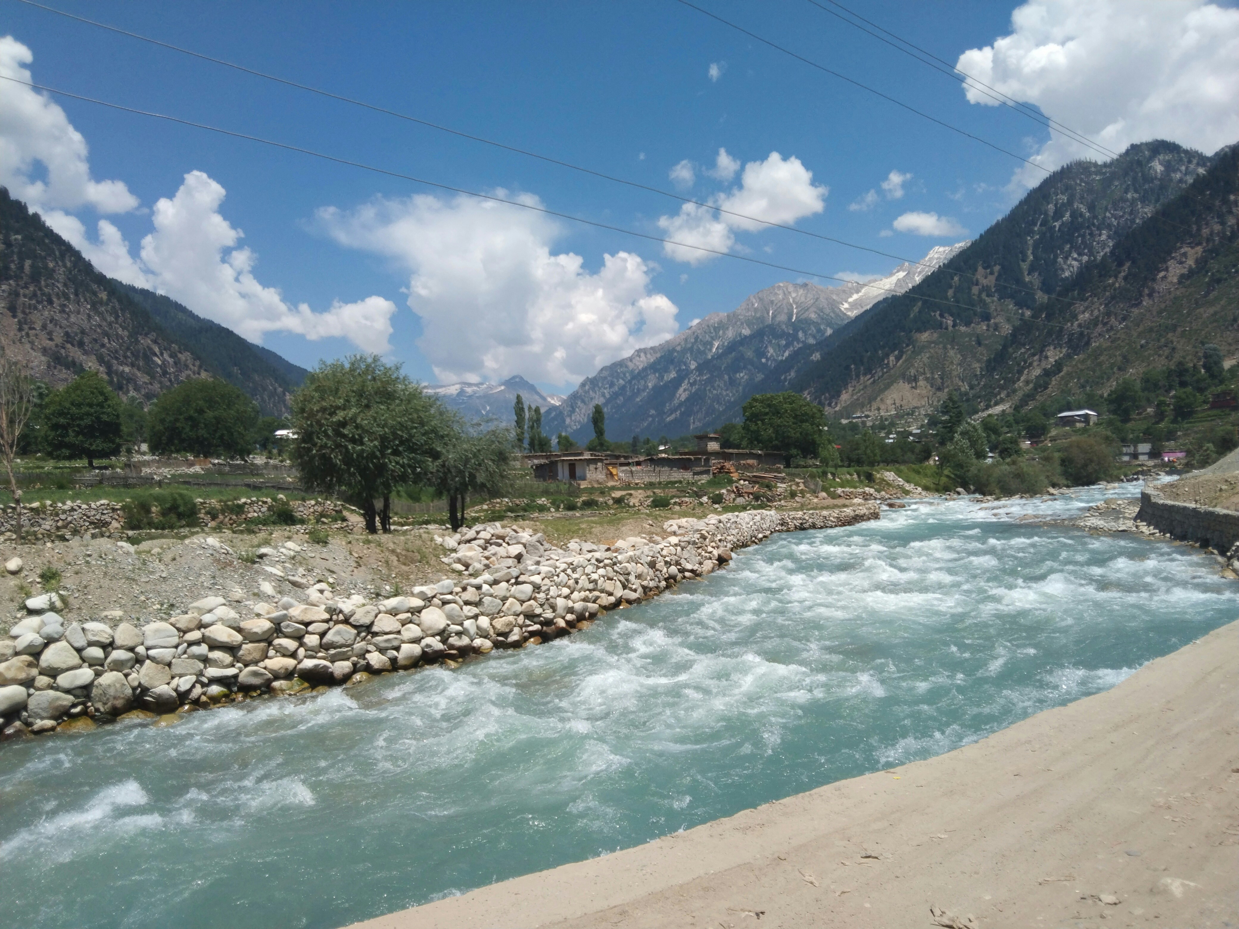 ein Fluss, der durch ein von Bergen umgebenes Tal fließt