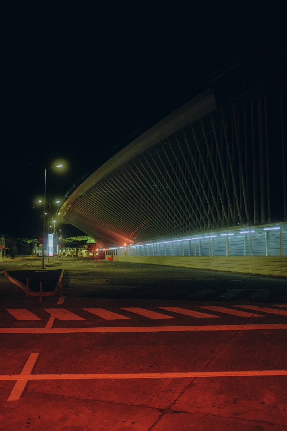Una foto de larga exposición de un puente por la noche