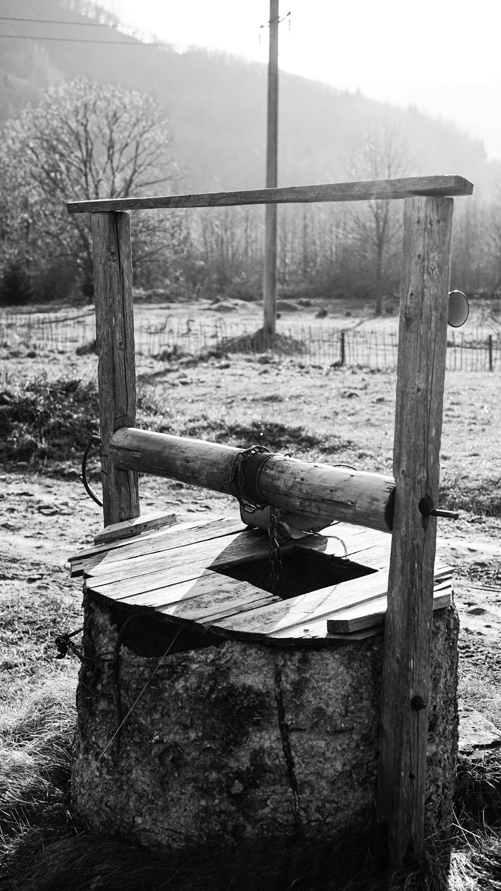 um banco de madeira sentado em cima de um campo