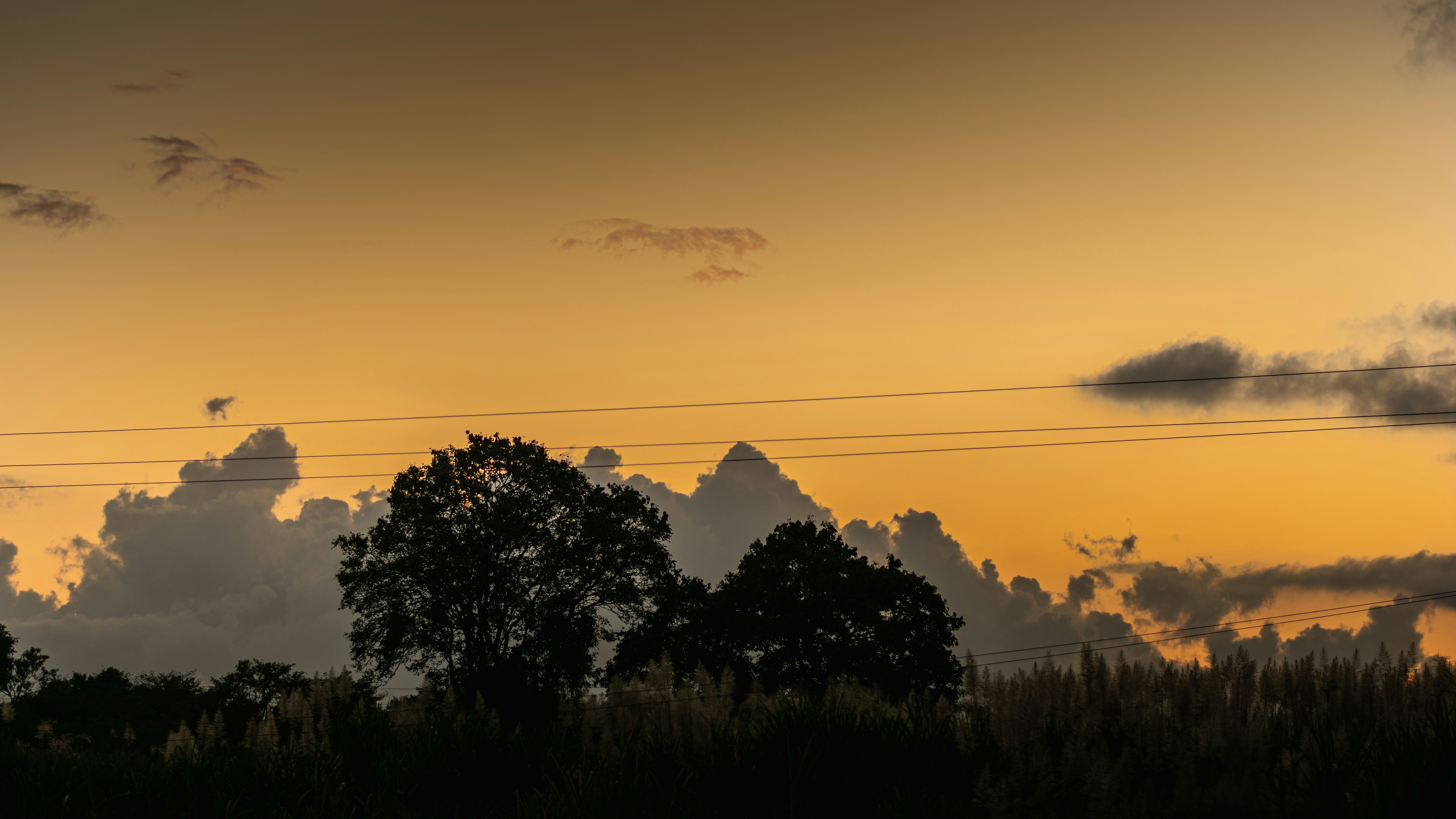 Die Sonne geht hinter den Wolken am Himmel unter