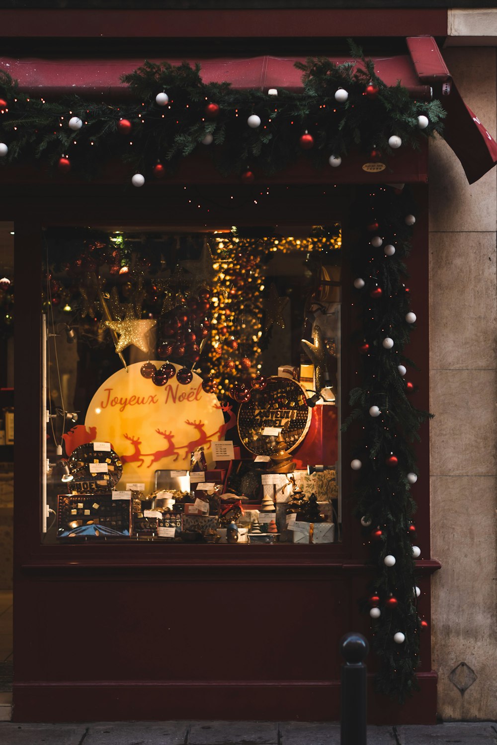 une devanture de magasin avec un présentoir de Noël dans la vitrine