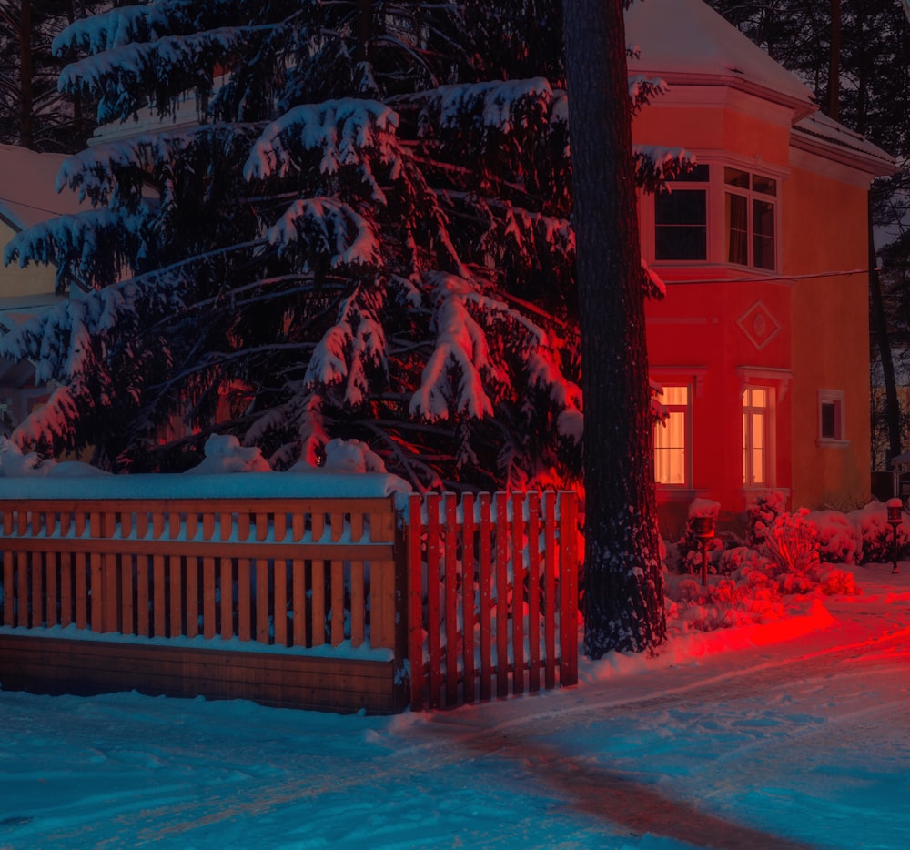 Una luz roja brilla sobre una casa en la nieve