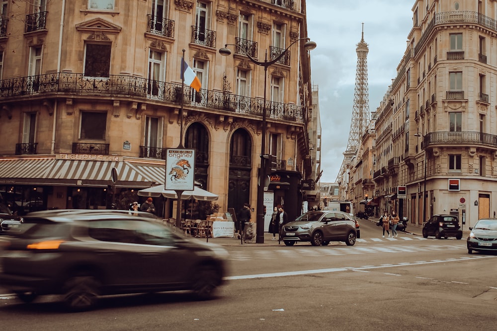 Une voiture roulant dans une rue à côté de grands immeubles