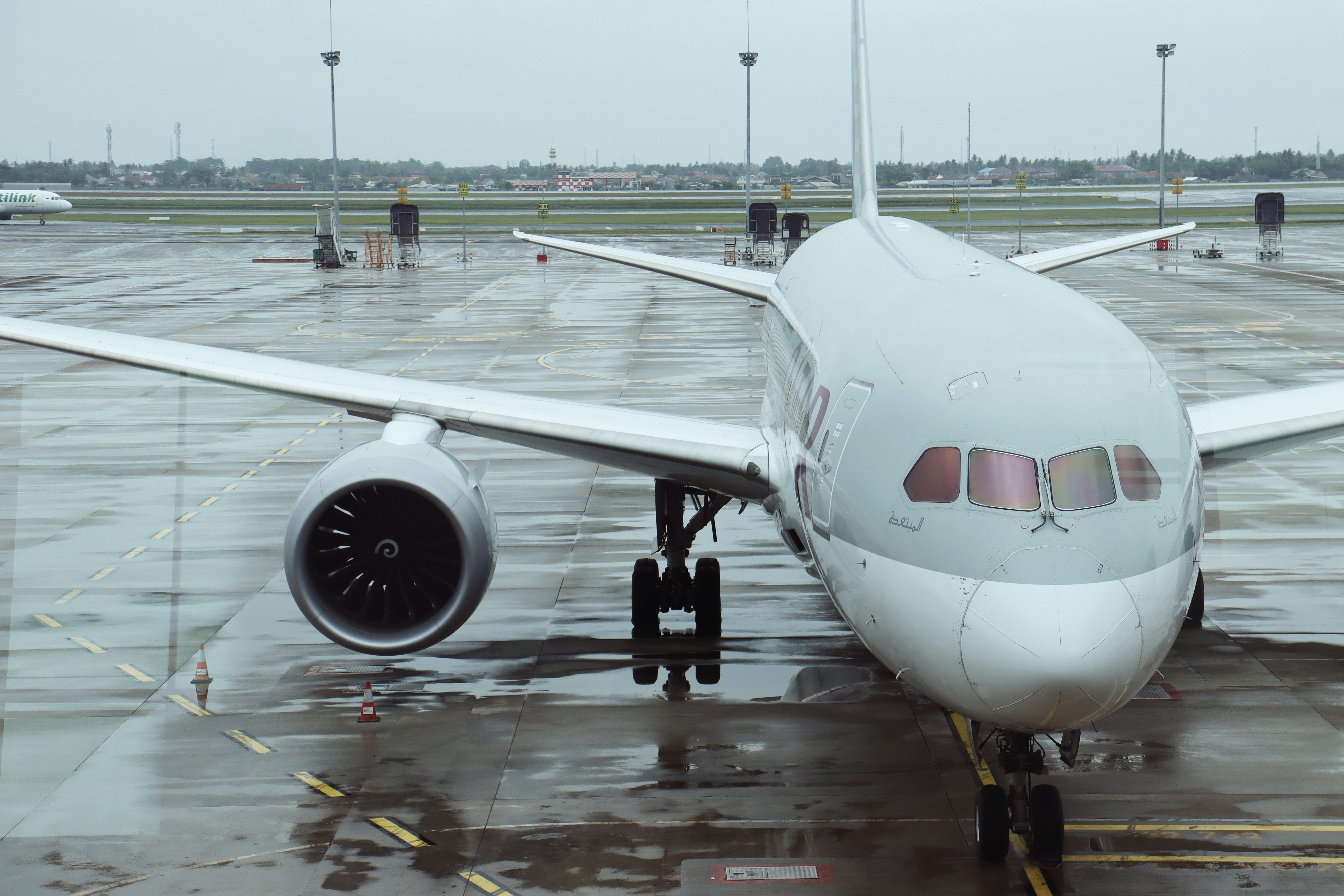 Un gran avión de pasajeros sentado encima de la pista de un aeropuerto