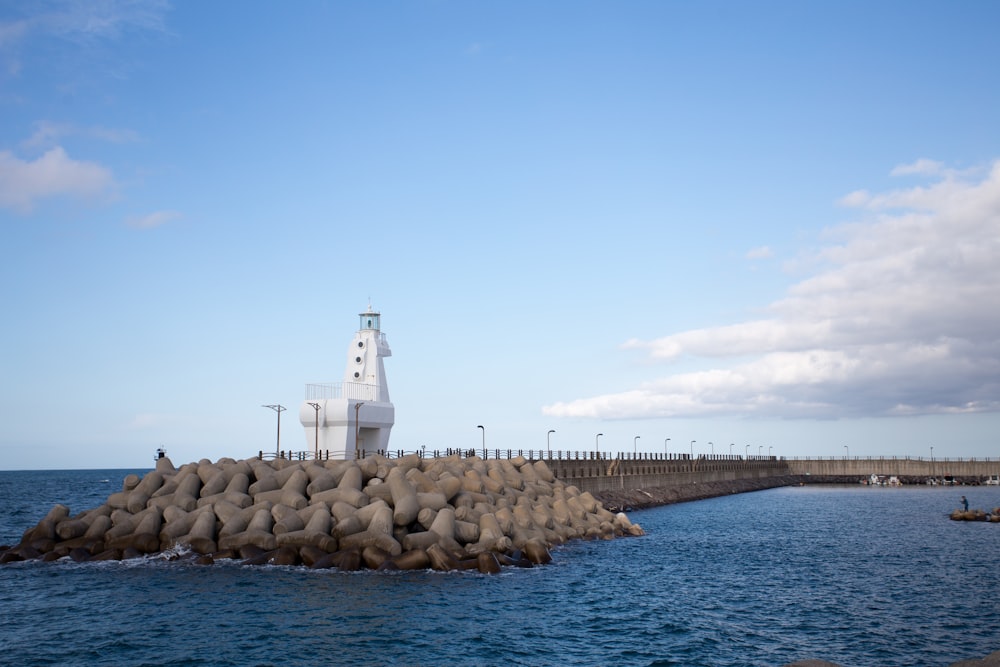 海に面した桟橋の上に建つ灯台