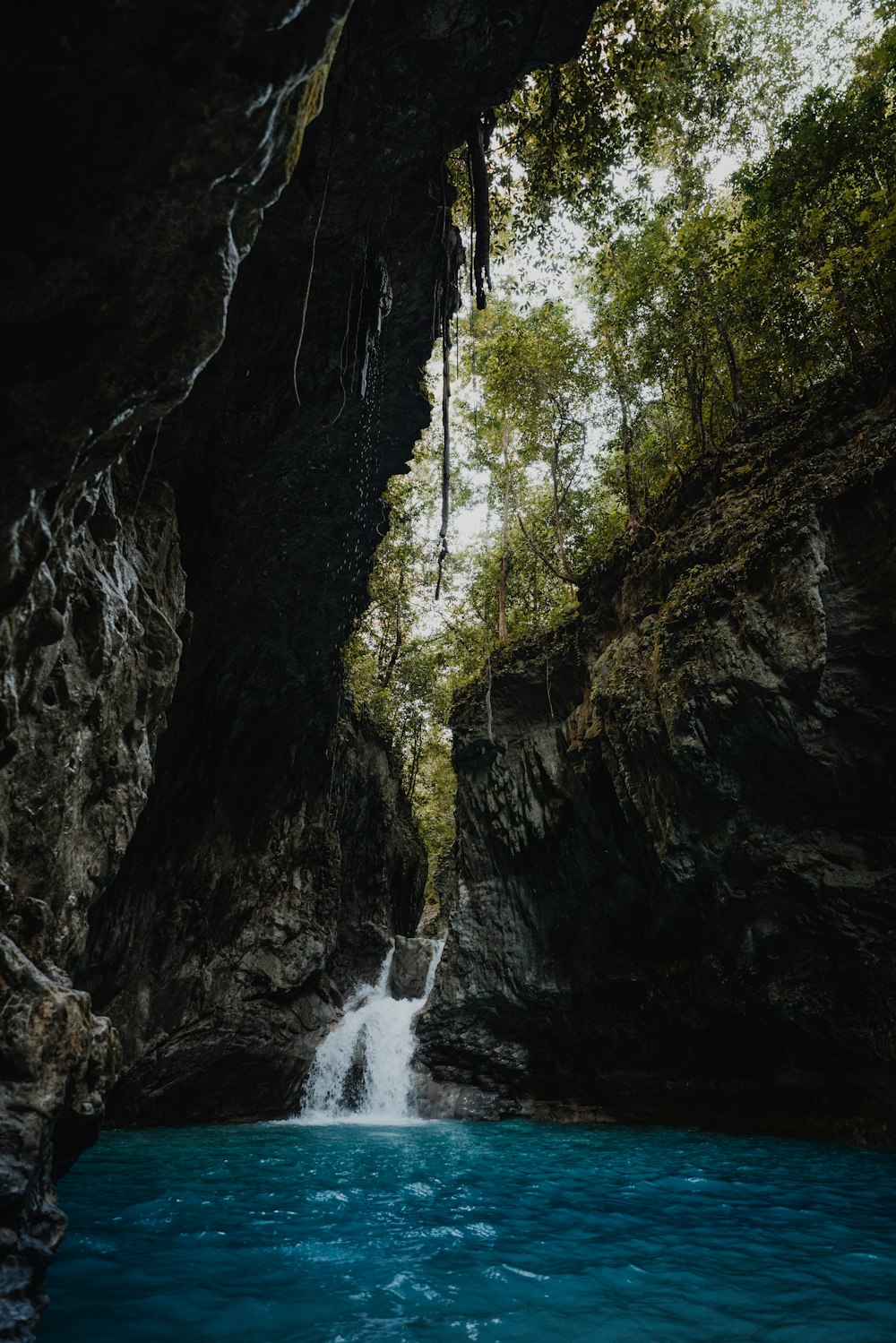 Ein kleiner Wasserfall mitten in einem Fluss