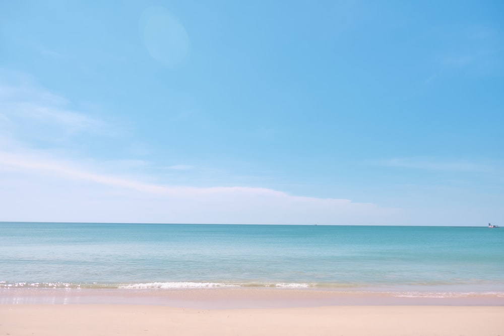 uma vista do oceano a partir da praia