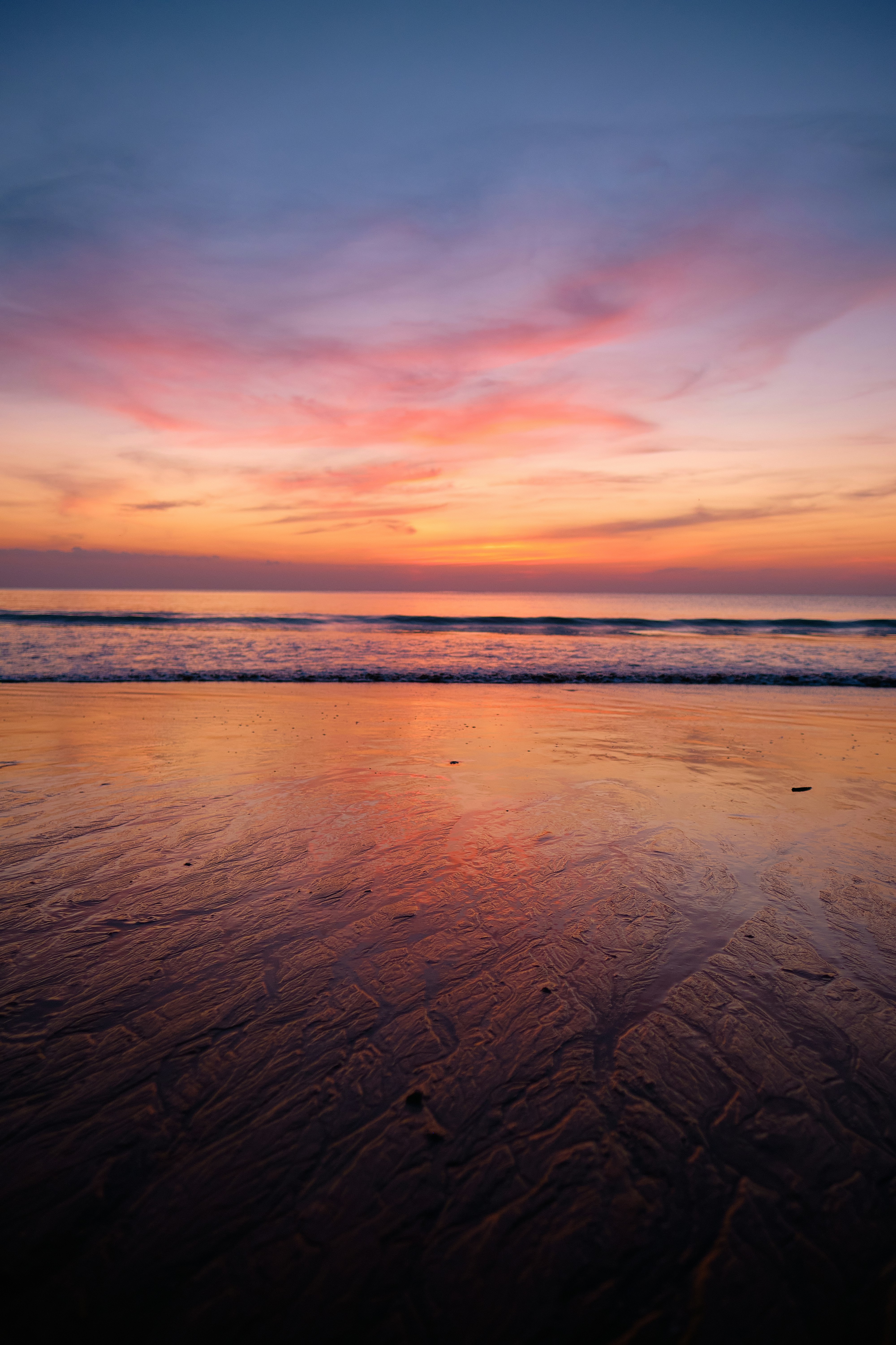 The sun is setting over the water at the beach photo – Free Grey Image on  Unsplash, image size:3000x4500