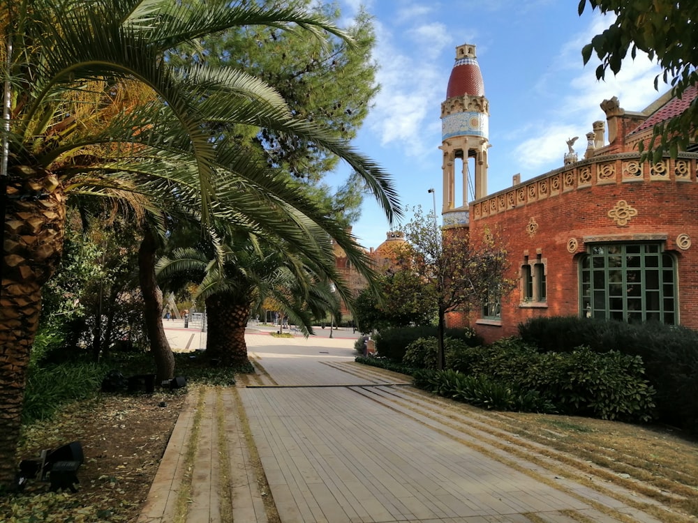 um edifício de tijolos com uma torre do relógio no fundo