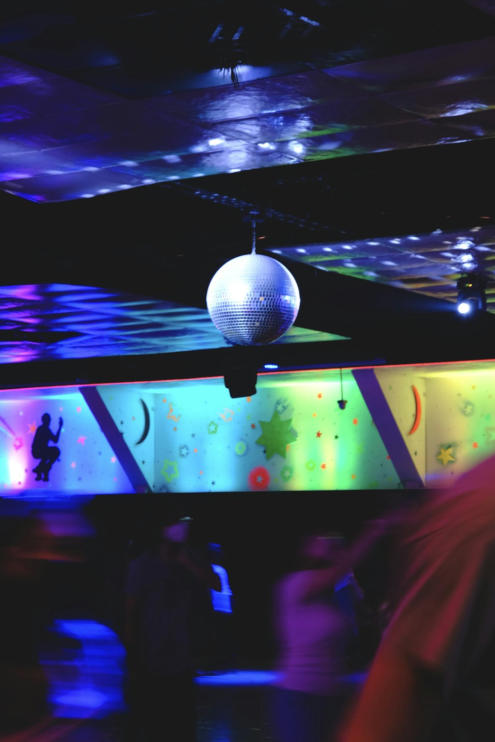 Una palla da discoteca seduta in cima a un palcoscenico