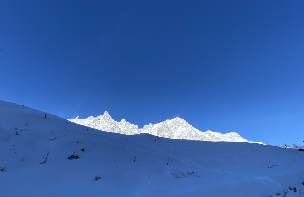 Une montagne enneigée sous un ciel bleu