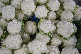 beaucoup de chou fleur sur un étalage